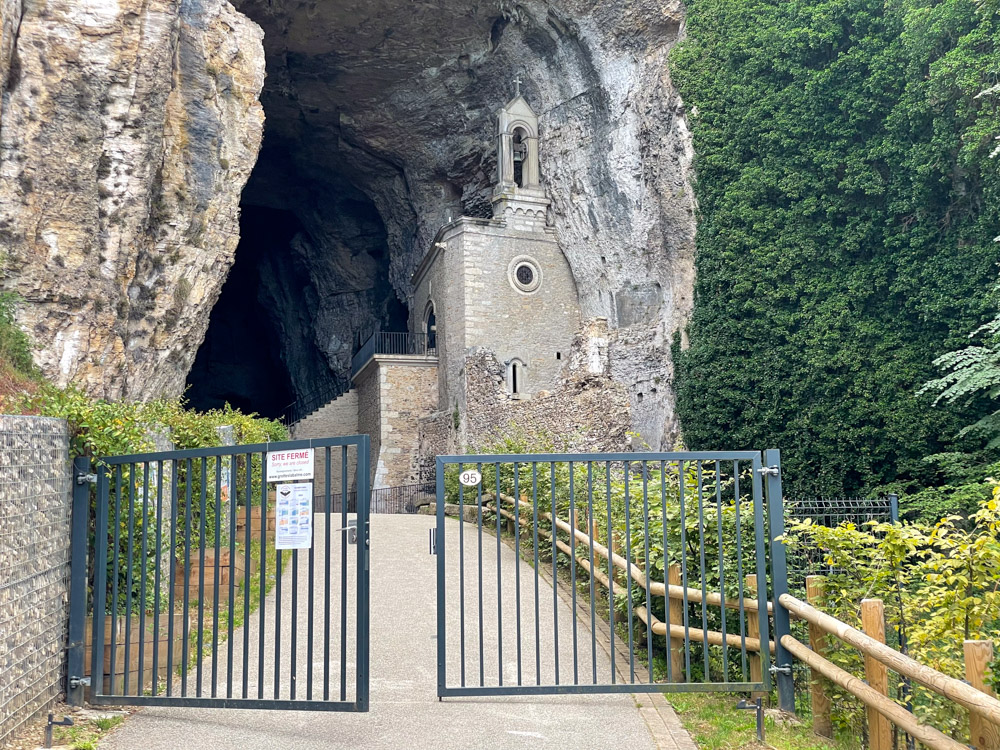 Le cappelle all'ingresso delle Grotte di La Balme
