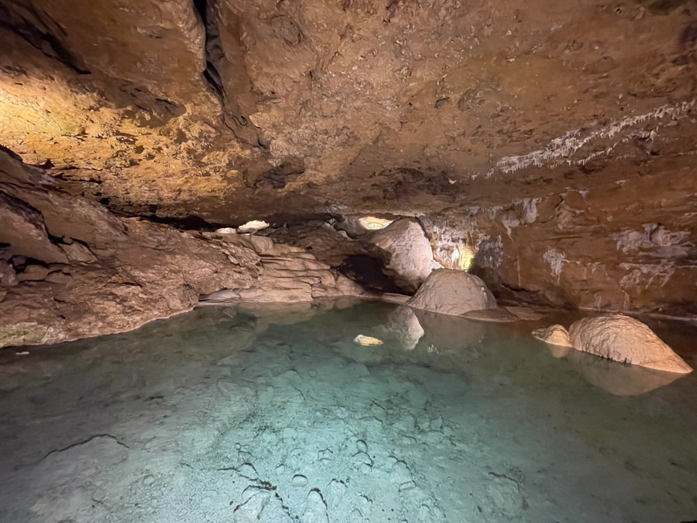 Il lago sotterraneo delle Grotte di La Balme