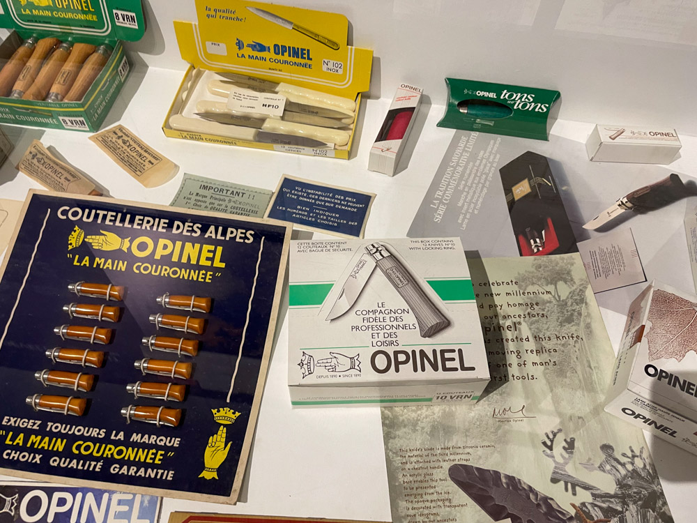 Packaging dei coltelli pieghevoli al Museo Opinel a Saint-Jean-de-Maurienne